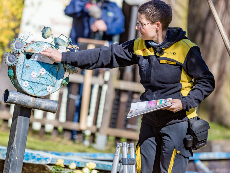 Die außergewöhnliche Art der Postzustellung per Kahn hat eine 127 Jahre alte Tradition. - Foto: Frank Hammerschmidt/dpa