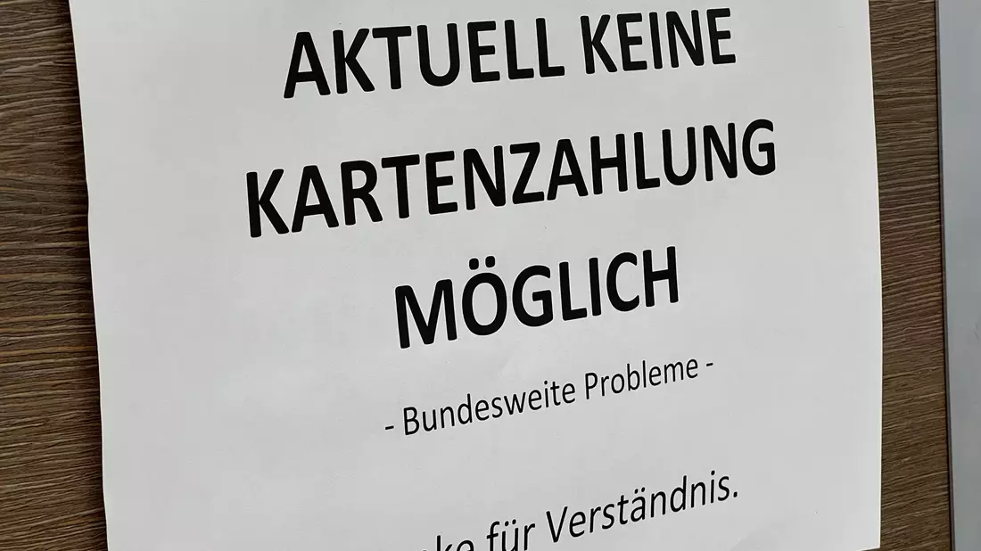 Die Zahlung per Giro- oder Kreditkarte in Deutschland war nach Angaben von Zahlungsdienstleistern bundesweit gestört (Symbolbild/Archivbild). - Bild: Christoph Dernbach/dpa