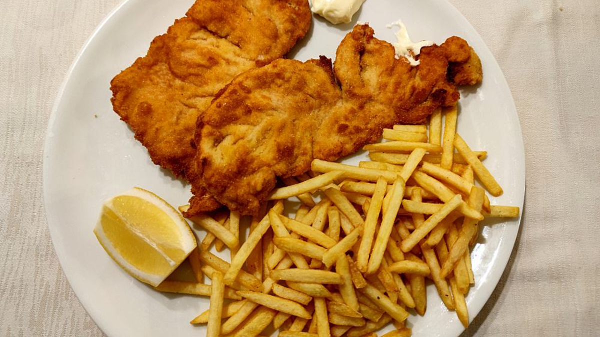 Pommes mit Wiener Schnitzel (Archiv) - Foto: über dts Nachrichtenagentur