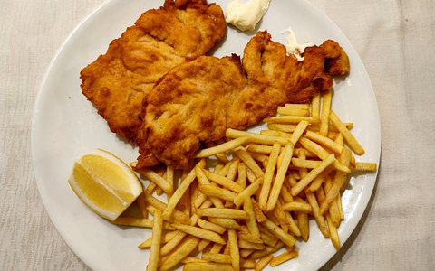Pommes mit Wiener Schnitzel (Archiv) - Foto: über dts Nachrichtenagentur