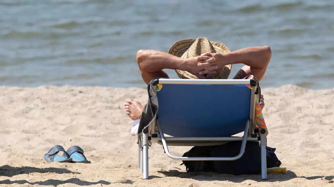 Ab an den See oder ins Meer? Am Wochenende soll es sommerlich warm werden (Archivbild). - Bild: Sebastian Kahnert/dpa-Zentralbild/dpa