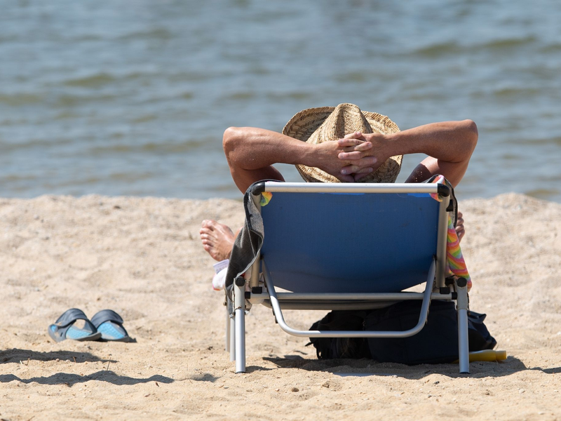Ab an den See oder ins Meer? Am Wochenende soll es sommerlich warm werden (Archivbild). - Foto: Sebastian Kahnert/dpa-Zentralbild/dpa