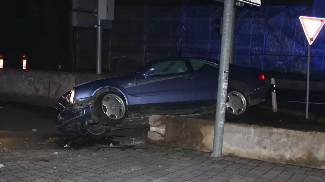 POL-MI: Nach Unfall geflüchtet: Polizisten finden abgerissene Kennzeichen - Bild: presseportal.de