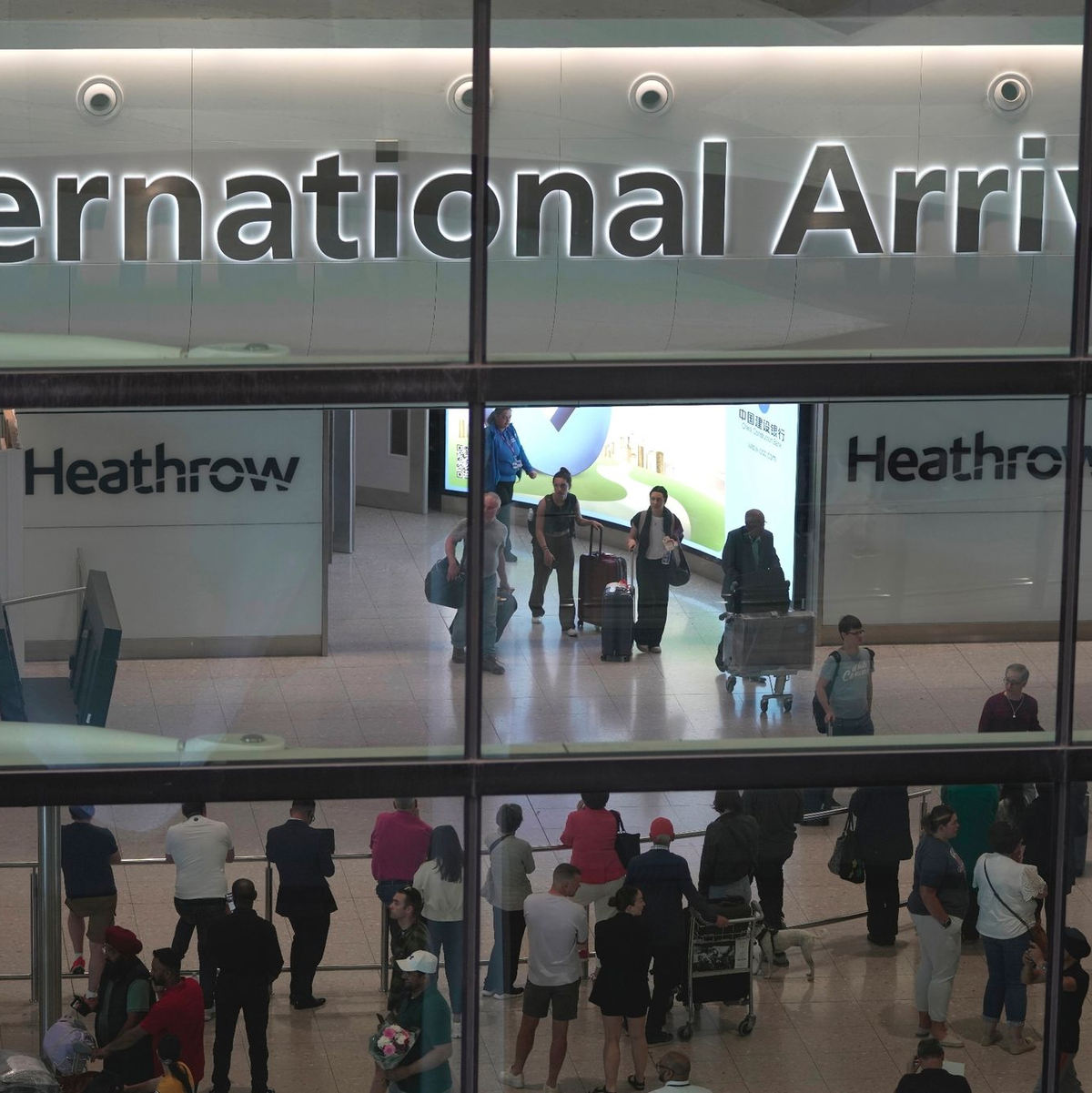 Der Flughafen machte einen Brand in einem Umspannwerk für den Stromausfall verantwortlich. (Archivbild) - Foto: Kin Cheung/AP/dpa