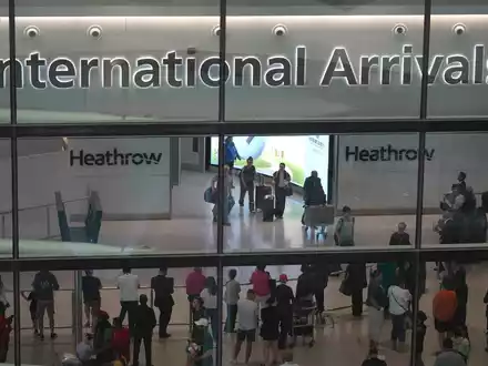 Bis zu 756.000 Flüge pro Jahr sollen am Flughafen Heathrow bald möglich sein. (Archivbild) - Foto: Kin Cheung/AP/dpa