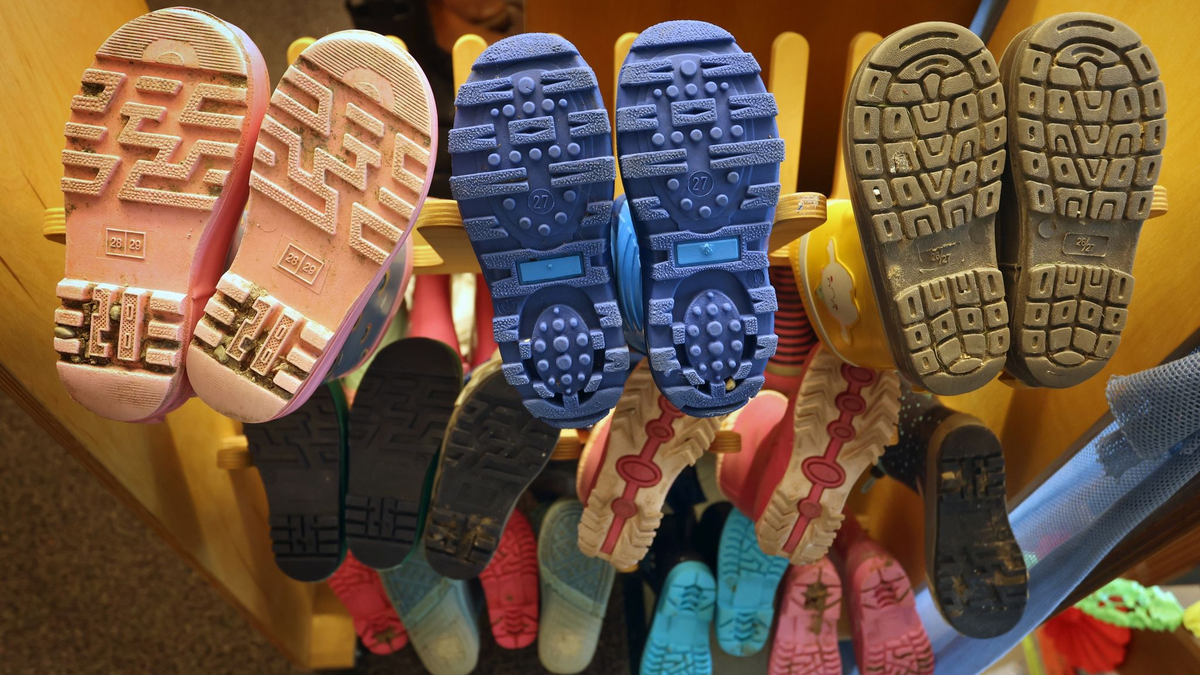 Die Staatsanwaltschaft wirft der Kita-Mitarbeiterin vor, die Kinder mit Gewalt zum Essen und Schlafengehen genötigt zu haben (Symbolbild). - Foto: Karl-Josef Hildenbrand/dpa