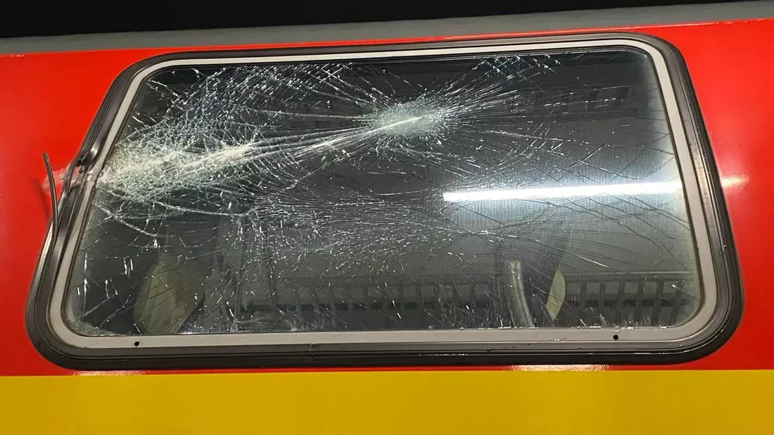 BPOLD-B: Zeugen gesucht: Regionalexpress mit Steinen beworfen - Bild: presseportal.de