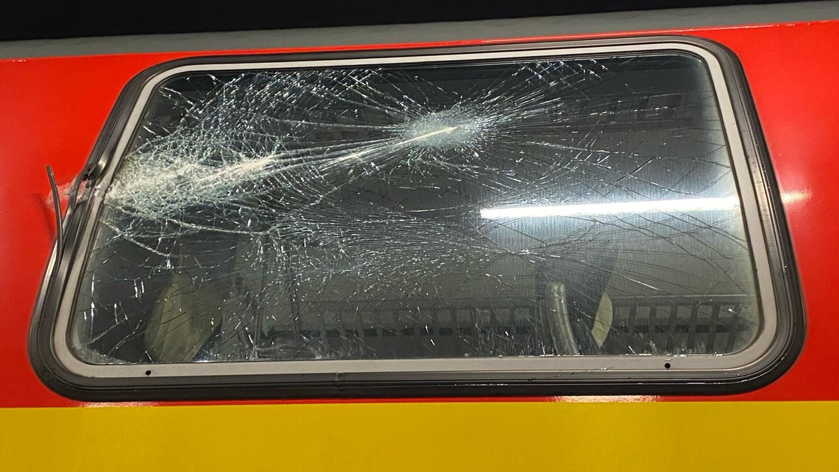BPOLD-B: Zeugen gesucht: Regionalexpress mit Steinen beworfen - Foto: presseportal.de