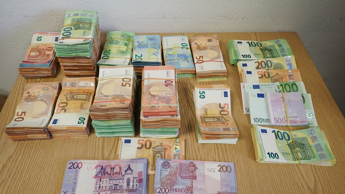 HZA-EF: Ein Auto voller Geld / 227.000 Euro Bargeld vor dem Zoll versteckt - Foto: presseportal.de