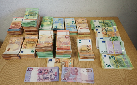 HZA-EF: Ein Auto voller Geld / 227.000 Euro Bargeld vor dem Zoll versteckt - Foto: presseportal.de