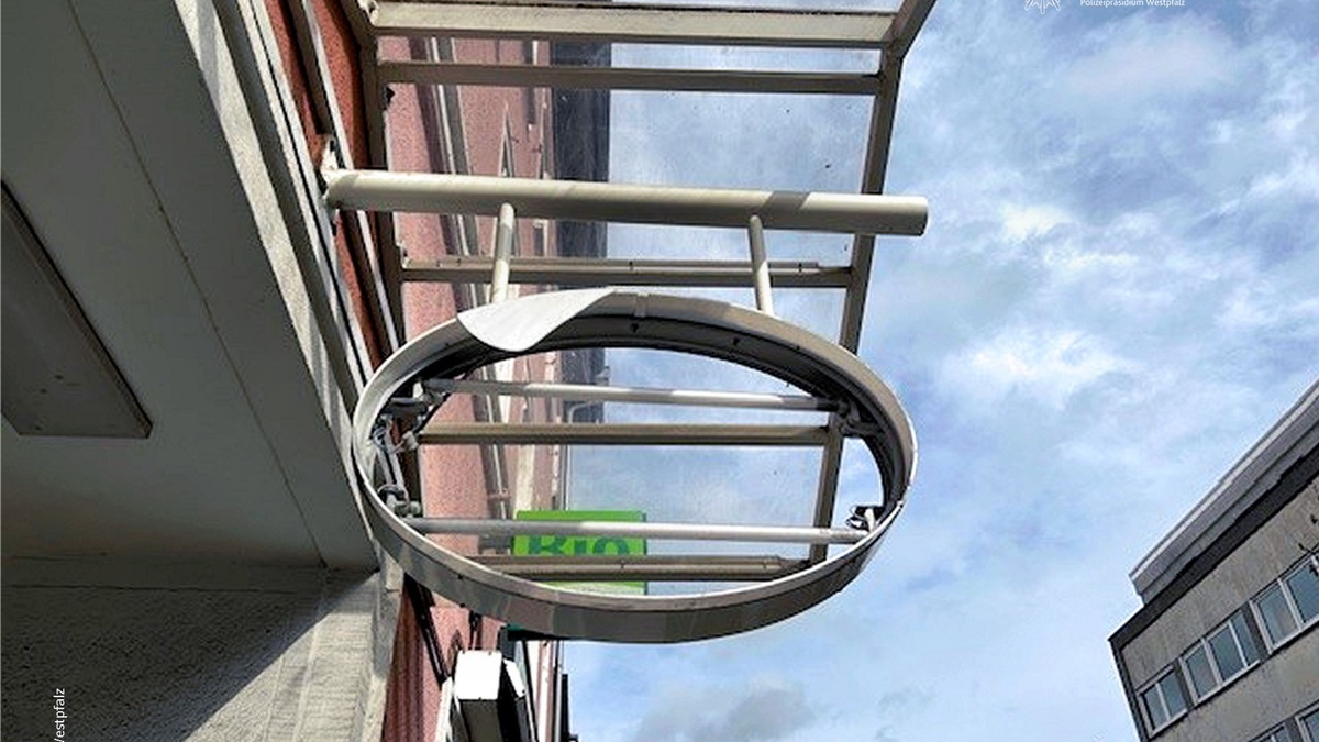 POL-PPWP: Leuchtreklame zerstört - Foto: presseportal.de