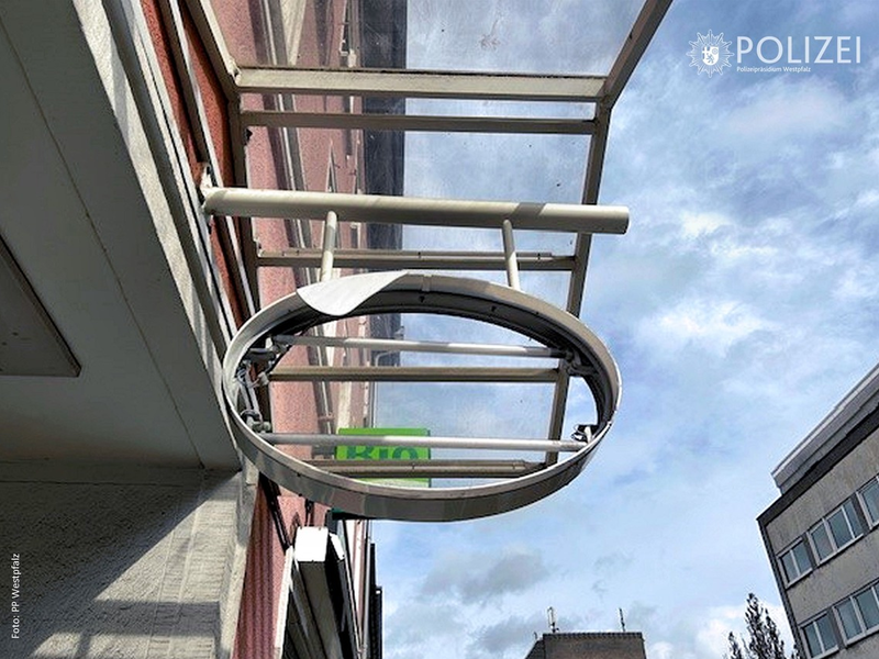 POL-PPWP: Leuchtreklame zerstört - Foto: presseportal.de