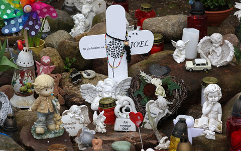 Kreuze, Figuren, Kerzen und Blumen stehen an der Stelle, wo der sechsjährige getötete Joel gefunden wurde. Der Prozess wegen Totschlags geht weiter. - Foto: Bernd Wüstneck/dpa
