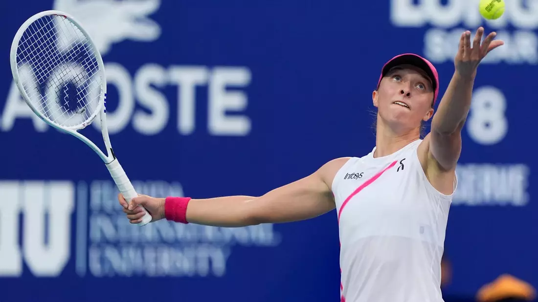 Die Weltranglisten-Erste Iga Swiatek schlägt bei den WTA Finals künftig in Riad auf. - Bild: Lynne Sladky/AP/dpa