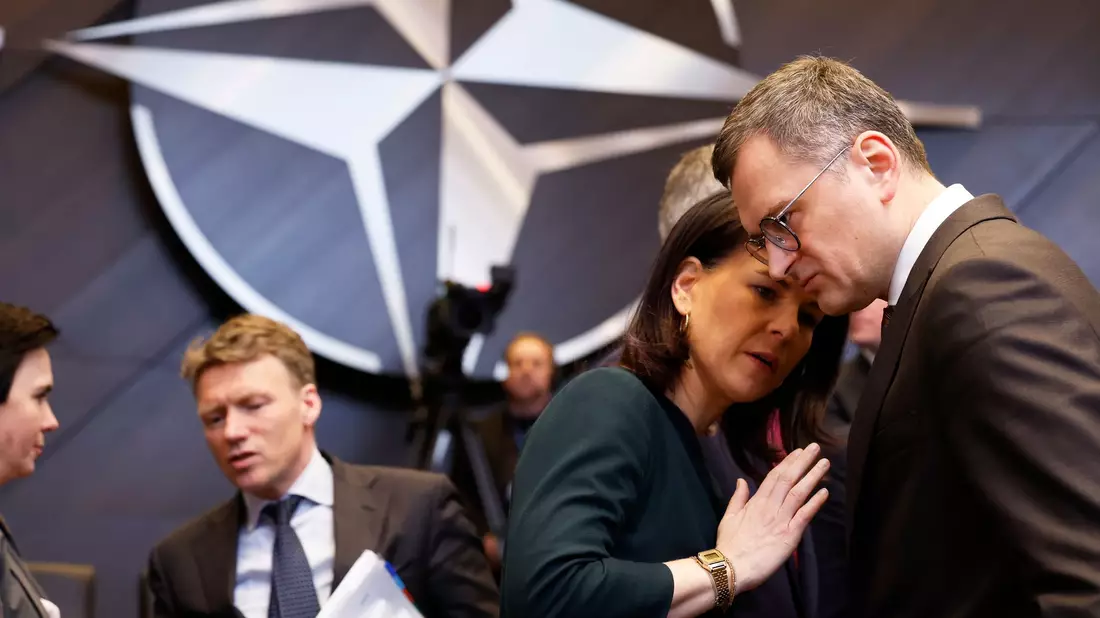 Bundesaußenministerin Annalena Baerbock (l.) im Gespräch mit ihrem Amtskollegen Dmytro Kuleba aus der Ukraine. - Bild: Geert Vanden Wijngaert/AP/dpa
