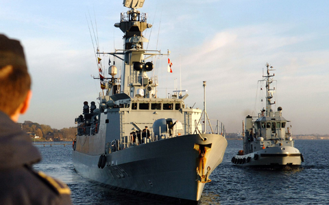 Die dänische Fregatte «Niels Juel»: Spezialisten sind auf dem Weg, das Problem zu lösen (Archivbild). - Foto: Wulf Pfeiffer/dpa