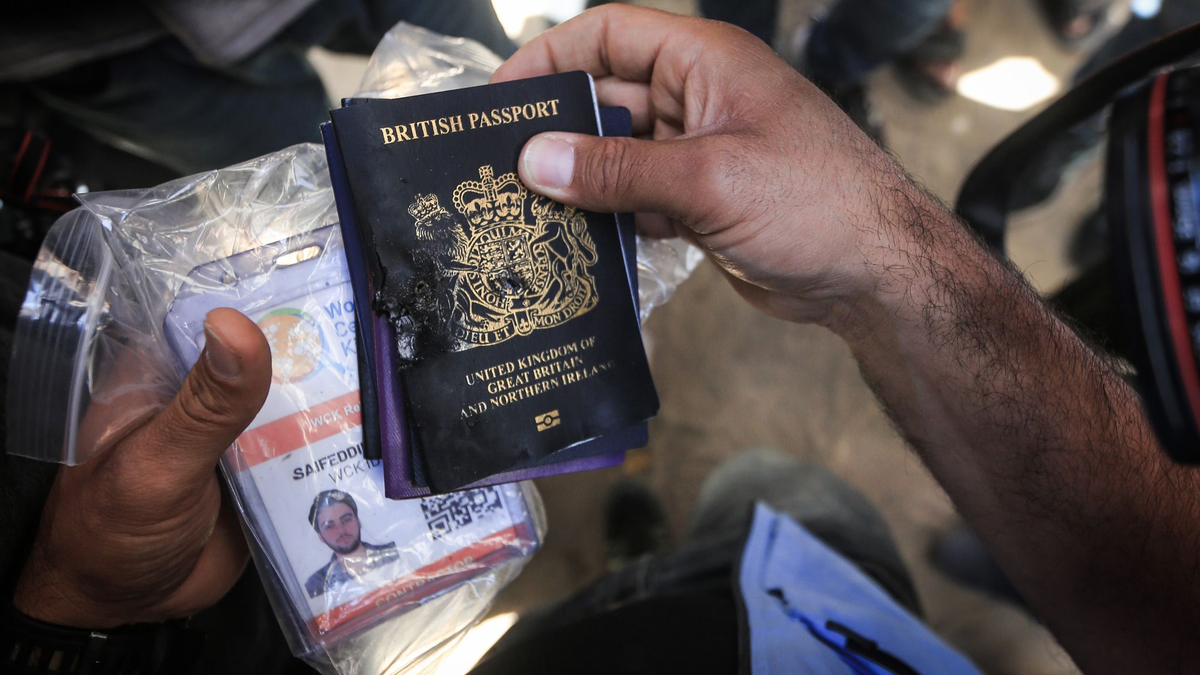 Ein Ausweis eines der bei einem israelischen Luftangriff getöteten Mitglieder der Hilfsorganisation World Central Kitchen. - Foto: Mohammed Talatene/dpa