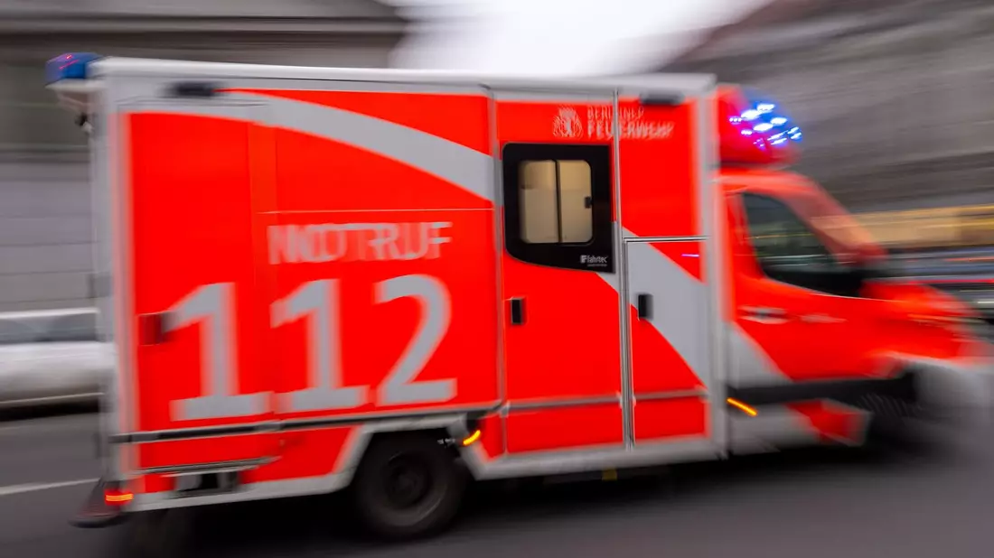 Die Berliner Feuerwehr versorgt Verletzte in den Gropiuspassagen. (Symbolbild) - Bild: Monika Skolimowska/dpa