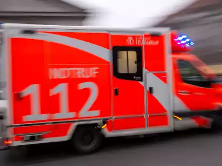 Die Berliner Feuerwehr versorgt Verletzte in den Gropiuspassagen. (Symbolbild) - Foto: Monika Skolimowska/dpa