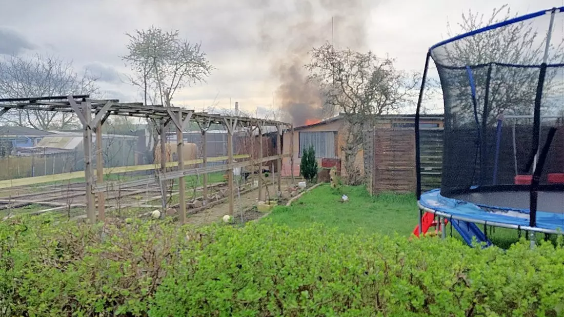 FW Lehrte: Feuerwehrmann bei Gartenlaubenbrand verletzt - Bild: presseportal.de