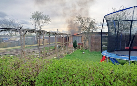FW Lehrte: Feuerwehrmann bei Gartenlaubenbrand verletzt - Foto: presseportal.de
