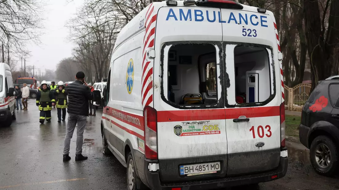 Ein beschädigter Krankenwagen mit zerbrochenen Scheiben nach einem russischen Angriff in Odessa. - Bild: Victor Sajenko/AP/dpa