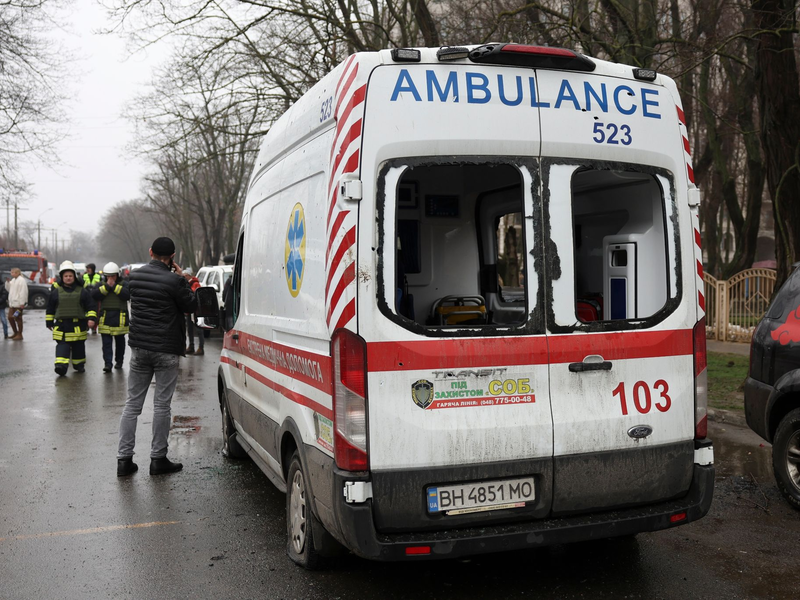 Ein beschädigter Krankenwagen mit zerbrochenen Scheiben nach einem russischen Angriff in Odessa. - Foto: Victor Sajenko/AP/dpa