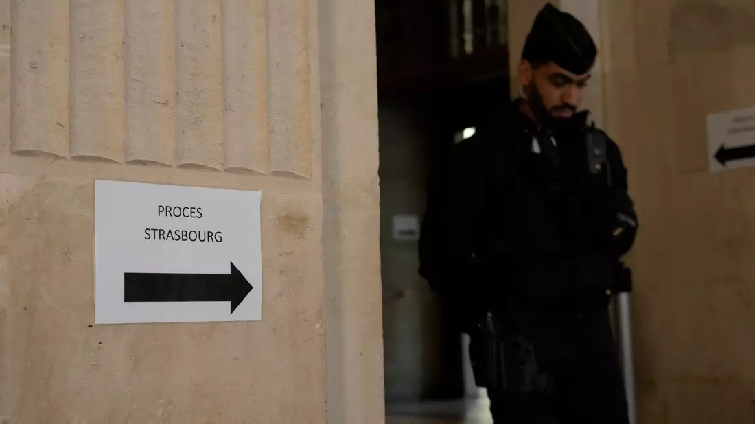 Ein Polizist steht Wache am Eingang des Pariser Gerichtsgebäudes. - Bild: Thibault Camus/AP/dpa
