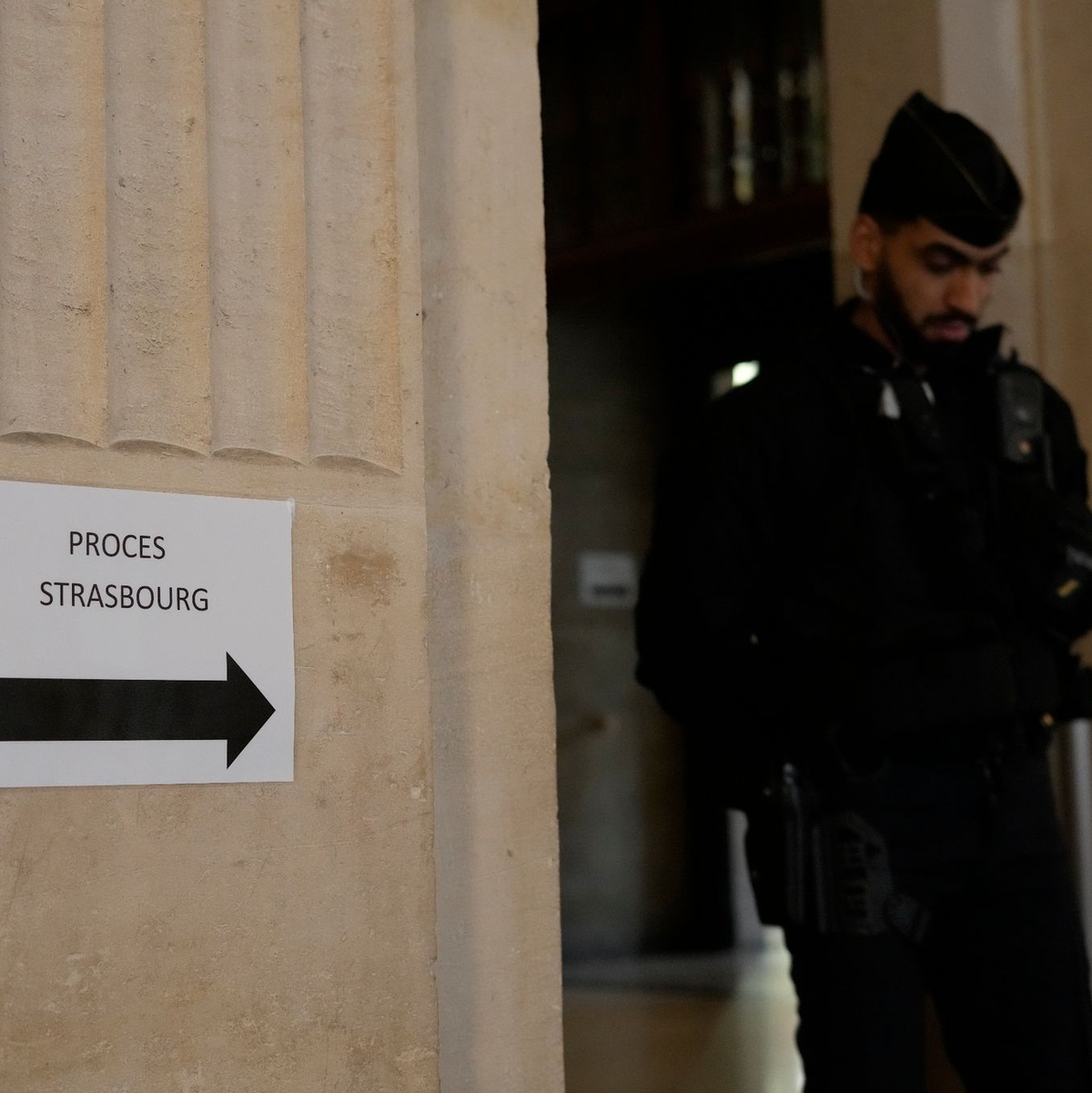Ein Polizist steht Wache am Eingang des Pariser Gerichtsgebäudes. - Foto: Thibault Camus/AP/dpa