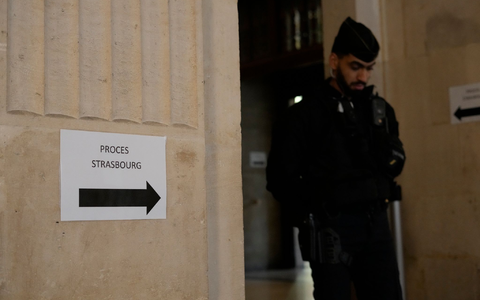 Ein Polizist steht Wache am Eingang des Pariser Gerichtsgebäudes. - Foto: Thibault Camus/AP/dpa