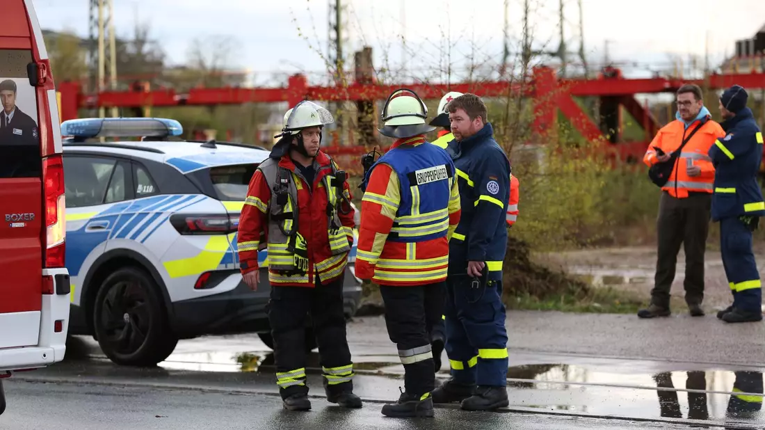 Polizei und Feuerwehr am Unglücksort in Neumarkt/Oberpfalz. - Bild: Klein/vifogra/dpa
