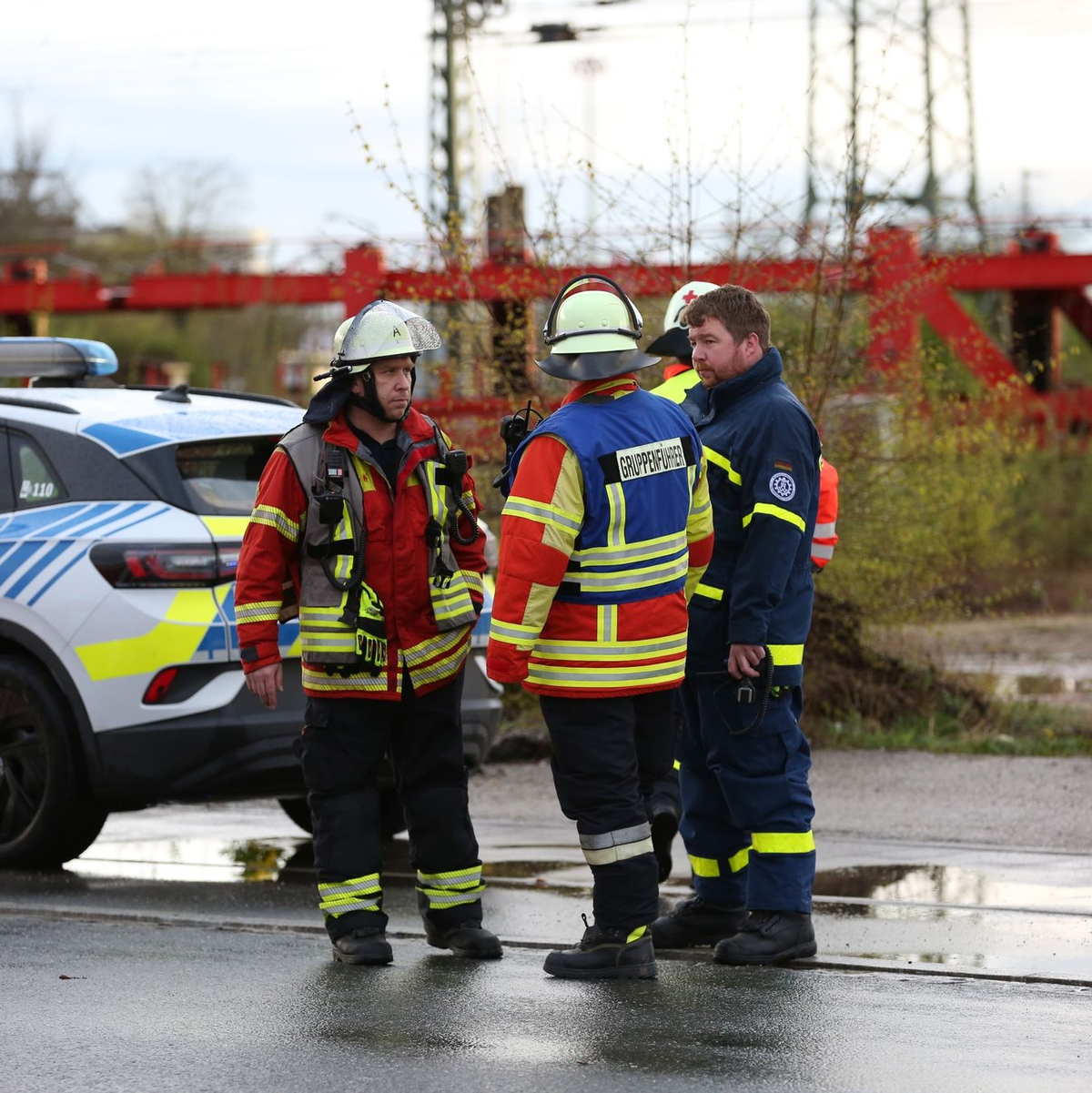 Polizei und Feuerwehr am Unglücksort in Neumarkt/Oberpfalz. - Foto: Klein/vifogra/dpa