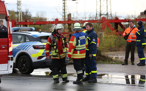 Polizei und Feuerwehr am Unglücksort in Neumarkt/Oberpfalz. - Foto: Klein/vifogra/dpa