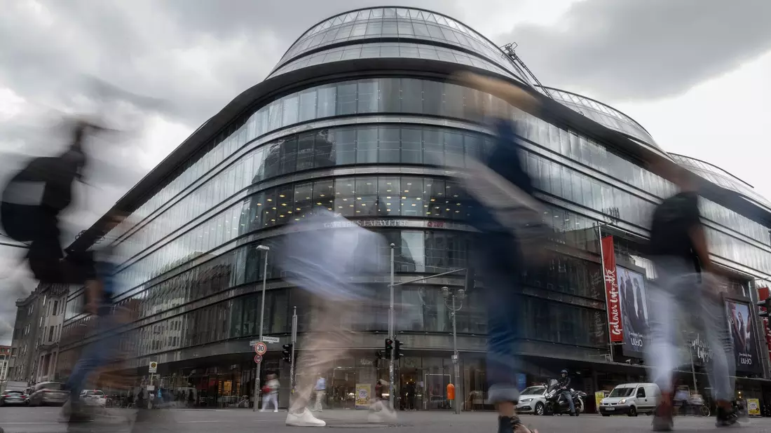 Berlins Kultursenator Joe Chialo sieht das Projekt Zentral- und Landesbibliothek im noch als Luxuskaufhaus Quartier 207 von den Galeries Lafayette genutzten Gebäude als Stärkung gegen eine verfallende Friedrichstraße. - Bild: Sebastian Gollnow/dpa