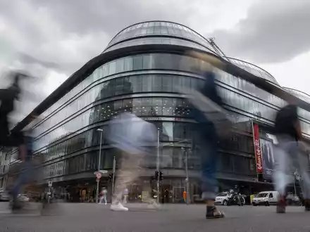 Berlins Kultursenator Joe Chialo sieht das Projekt Zentral- und Landesbibliothek im noch als Luxuskaufhaus Quartier 207 von den Galeries Lafayette genutzten Gebäude als Stärkung gegen eine verfallende Friedrichstraße. - Foto: Sebastian Gollnow/dpa