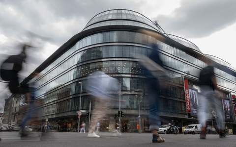 Berlins Kultursenator Joe Chialo sieht das Projekt Zentral- und Landesbibliothek im noch als Luxuskaufhaus Quartier 207 von den Galeries Lafayette genutzten Gebäude als Stärkung gegen eine verfallende Friedrichstraße. - Foto: Sebastian Gollnow/dpa