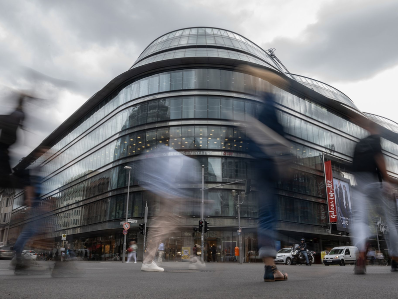 Berlins Kultursenator Joe Chialo sieht das Projekt Zentral- und Landesbibliothek im noch als Luxuskaufhaus Quartier 207 von den Galeries Lafayette genutzten Gebäude als Stärkung gegen eine verfallende Friedrichstraße. - Foto: Sebastian Gollnow/dpa