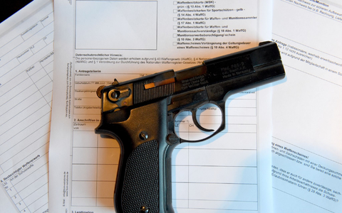Laut Bundesregierung waren Ende 2022 insgesamt 1051 mutmaßliche Rechtsextremisten und etwa 400 sogenannte «Reichsbürger» und «Selbstverwalter» bekannt, die Inhaber mindestens einer waffenrechtlichen Erlaubnis waren. - Foto: Carsten Rehder/dpa