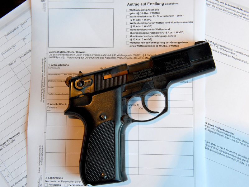 Laut Bundesregierung waren Ende 2022 insgesamt 1051 mutmaßliche Rechtsextremisten und etwa 400 sogenannte «Reichsbürger» und «Selbstverwalter» bekannt, die Inhaber mindestens einer waffenrechtlichen Erlaubnis waren. - Foto: Carsten Rehder/dpa