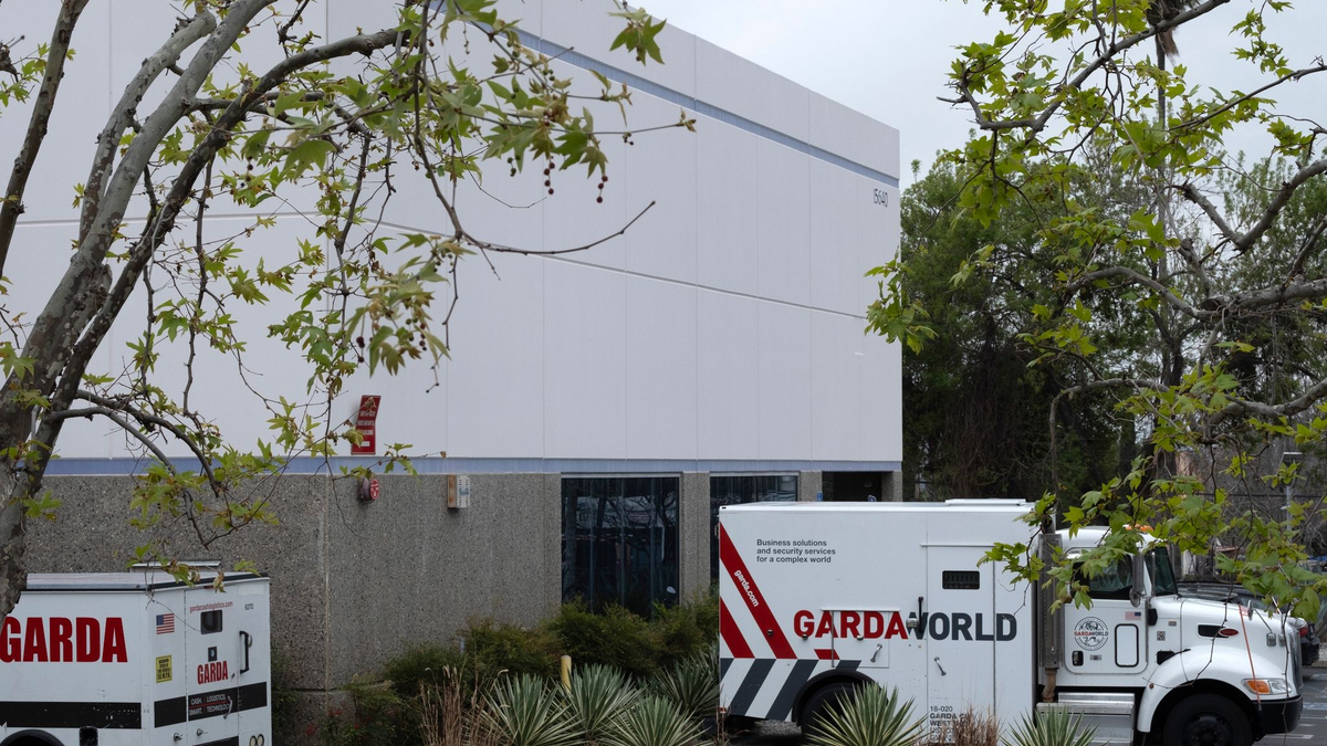 Die Täter seien über das Dach des Geldspeichers in das Gebäude gelangt. - Foto: Richard Vogel/AP