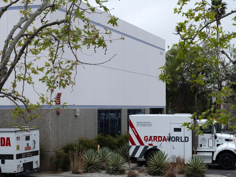 Die Täter seien über das Dach des Geldspeichers in das Gebäude gelangt. - Foto: Richard Vogel/AP