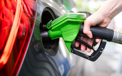 Einer Umfrage zufolge würden 68 Prozent der Autofahrerinnen und Autofahrer bei einem Kauf einen Verbrenner einem E-Auto vorziehen (Symbolbild). - Foto: Sven Hoppe/dpa