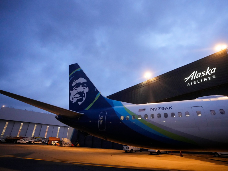 Eine Boeing 737-9 Max von Alaska Airlines auf dem Seattle-Tacoma International Airport. - Foto: Lindsey Wasson/AP/dpa