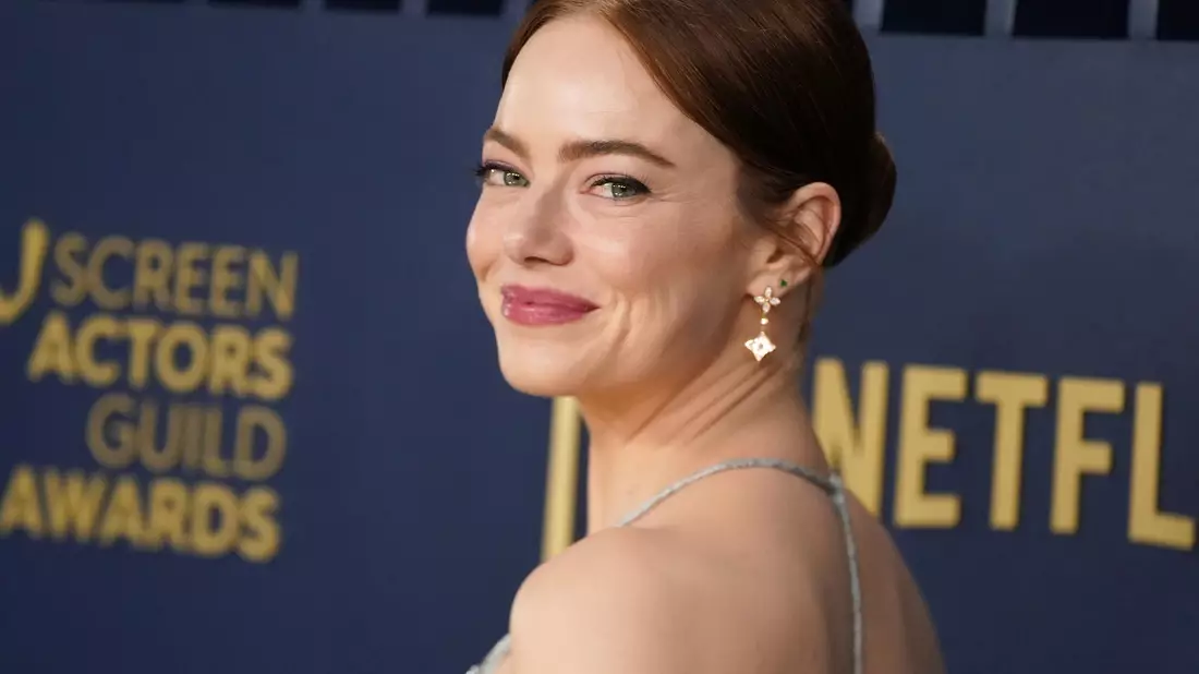Emma Stone posiert stolz mit ihrem Preis. - Bild: Jordan Strauss/Invision via AP/dpa