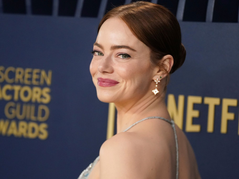 Emma Stone posiert stolz mit ihrem Preis. - Foto: Jordan Strauss/Invision via AP/dpa