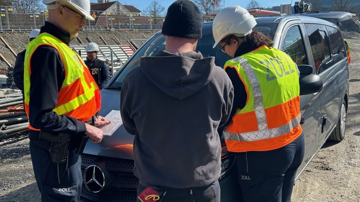 HZA-A: Deutsche und Österreichische Behörden gemeinsam gegen Schwarzarbeit / Kontrolle einer Großbaustelle in Lindau - Foto: presseportal.de