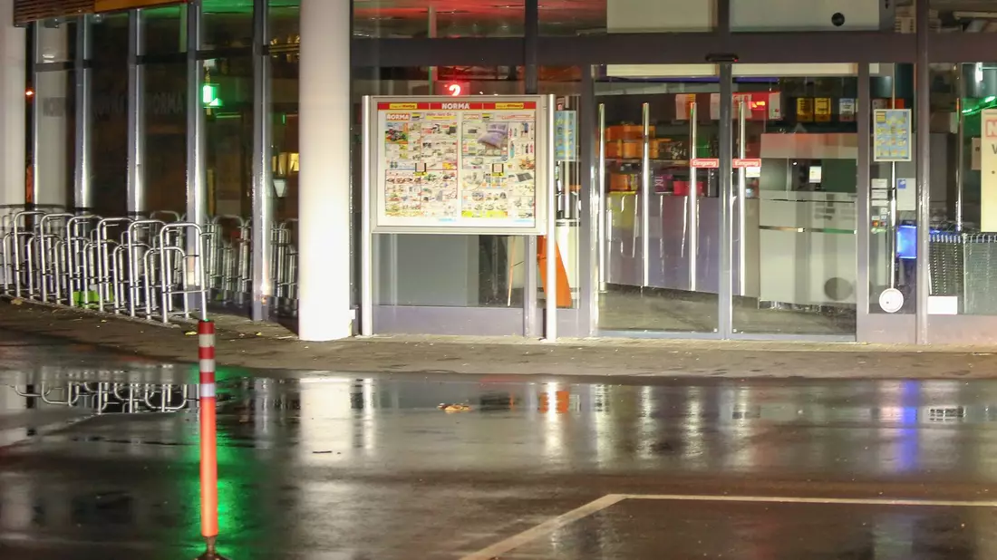 Ein vier Jahre altes Mädchen wurde in einem Supermarkt in Wangen mit einem Messer angegriffen. - Bild: David Pichler/dpa