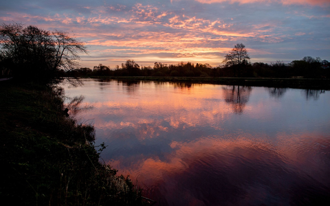Am Wochenende soll es in Deutschland ungewöhnlich warm werden. - Foto: Hauke-Christian Dittrich/dpa