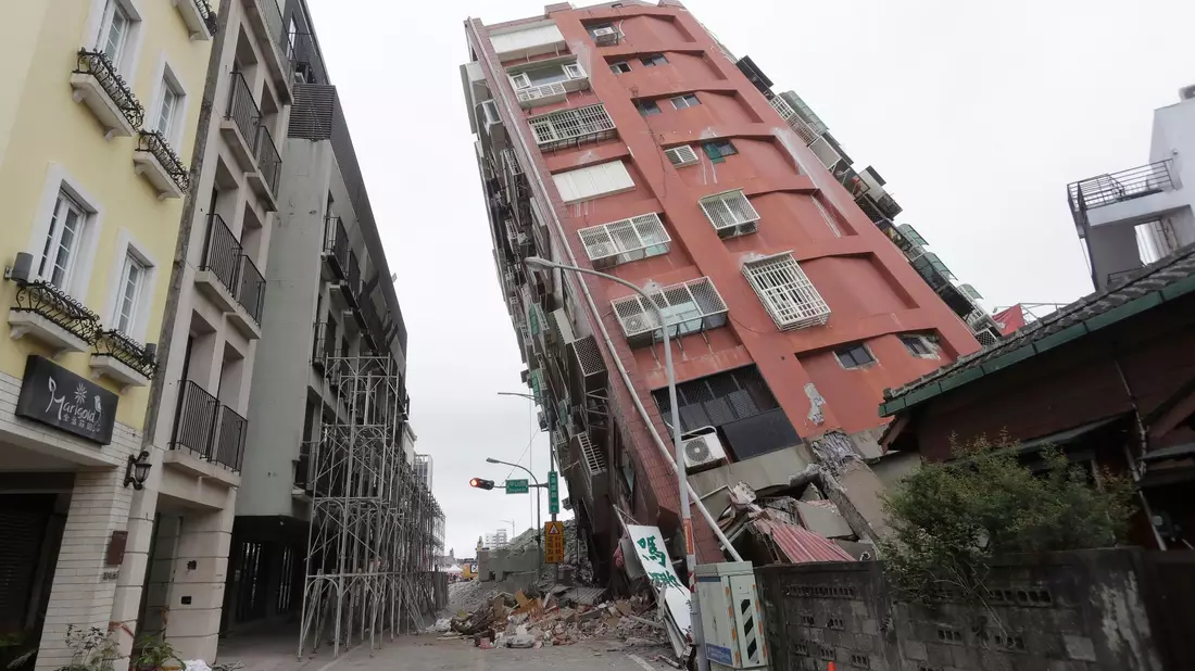 Ein teilweise eingestürztes Gebäude in Hualien. Taiwan liegt am Rand zweier tektonischer Platten und ist deshalb ein erdbebengefährdetes Gebiet. - Bild: Chiang Ying-ying/AP