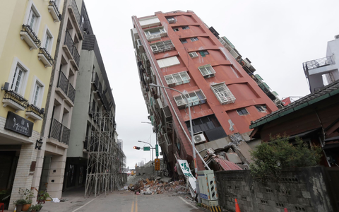 Ein teilweise eingestürztes Gebäude in Hualien. Taiwan liegt am Rand zweier tektonischer Platten und ist deshalb ein erdbebengefährdetes Gebiet. - Foto: Chiang Ying-ying/AP